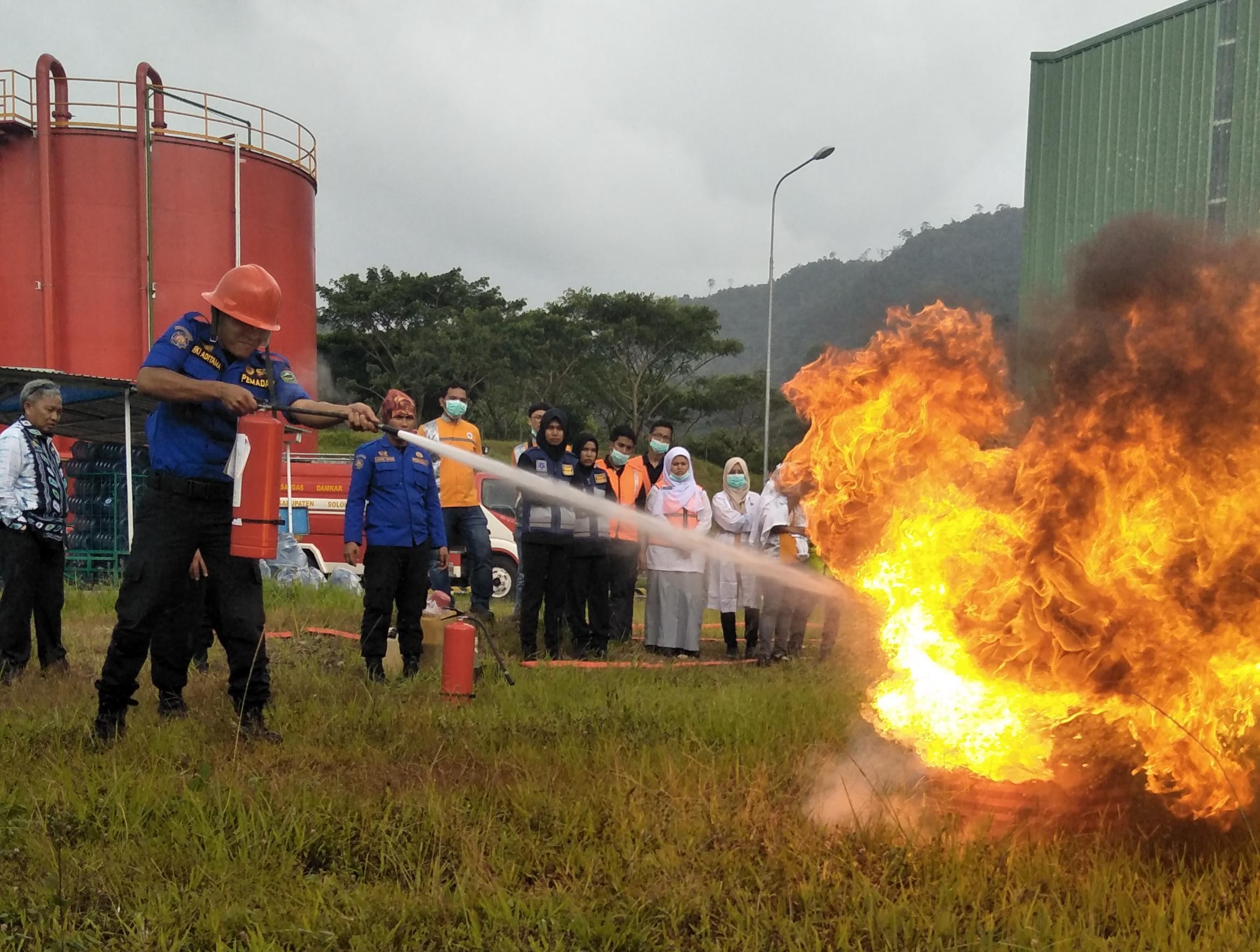 Damkar Kab. Solok adakan Simulasi Kebakaran di PT. Aqua Arosuka